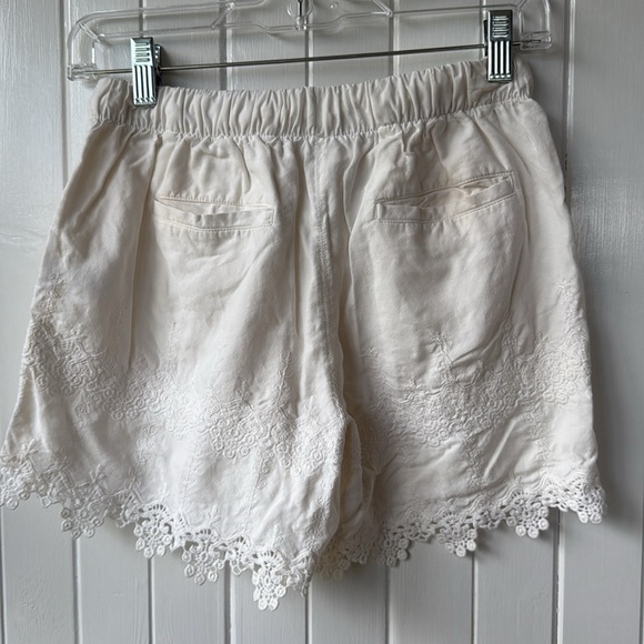 Trovata White High Waist Women Shorts - Picture 2 of 3